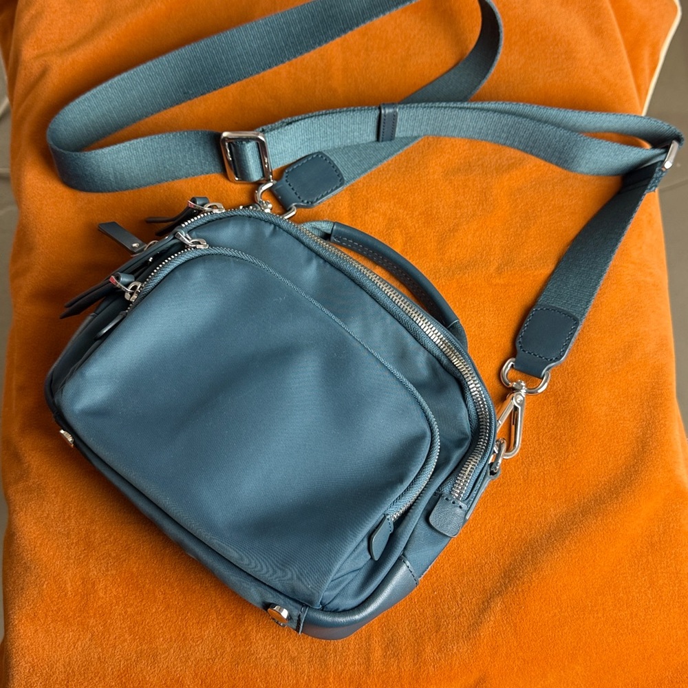 Quince Revive Camera Bag in Deep Teal